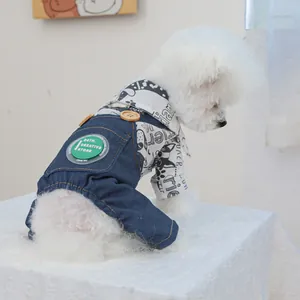 Détail d'une salopette en jean pour chien et chemise imprimée sur un Bichon Frisé