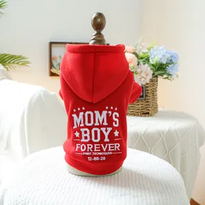Détail du sweat à capuche rouge pour animaux avec inscription Mom's Boy Forever et capuche