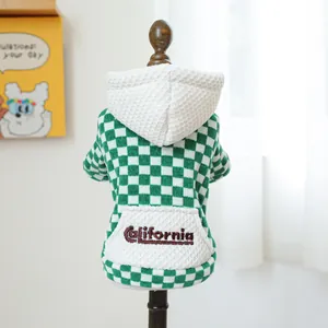Felpa con Cappuccio a Scacchi per Animali Domestici Verde Bianco Plaid Vestiti per Cani Maglia Morbida Tessuto a Nido d'Ape con Tasca Ricamo California