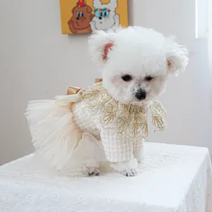Dettaglio dell'abito di lusso per cani con top in tweed e gonna in tulle soffice