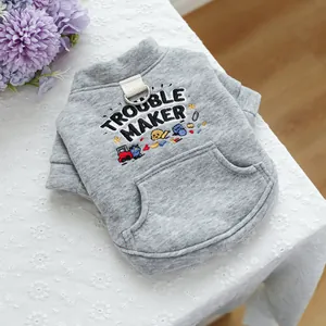 Detalle de sudadera gris para mascota con bordado y anillo en D para enganchar correa