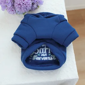 Détail de la broderie du sweat pour chien The Prince Has Arrived avec doublure polaire