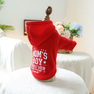 Détail du sweat à capuche rouge pour chien avec texte Mom's Boy Forever en polaire