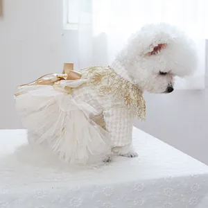 Elegante vestito per cani in tweed con ricami dorati e fiocco in raso color champagne