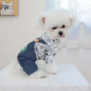 Ensemble vêtements pour chiens avec chemise à motifs et salopette en jean pour bichon