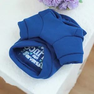 Détail d'un sweat à capuche bleu marine pour animaux avec broderie ARRIVED et tissu doux