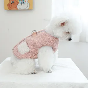 Gilet in pile rosa per cani con tasca in peluche bianca e anello a D per guinzaglio