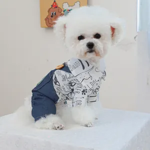 Détail de la salopette en jean pour animal et chemise à motifs de dessins animés