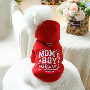 Détail du sweat à capuche rouge pour chien avec imprimé blanc et anneau en D métallique