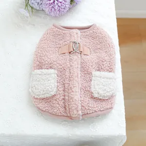Gilet rosa in sherpa per cani e gatti con anello a D integrato e tasche in peluche bianche