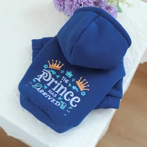 Gros plan du sweat à capuche bleu marine pour animaux avec broderie couronne dorée