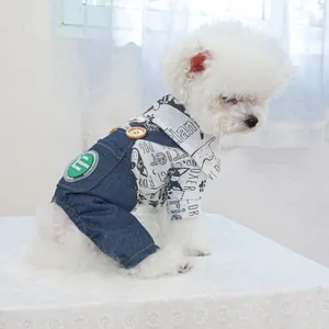 Détail de l'ensemble salopette pour chien avec chemise à motifs et pantalon en jean bleu