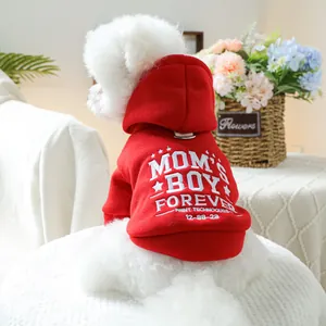 Détail du sweat à capuche rouge pour chien avec broderie blanche MOM'S BOY FOREVER