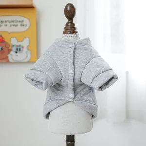 Detalle de sudadera de punto gris para mascotas con algodón suave y botones frontales