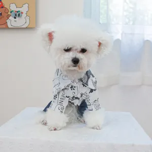 Tenue mignonne pour chien avec chemise imprimée chat blanc et short en jean bleu