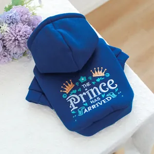 Vue détaillée du sweat à capuche pour animal avec broderie couronne et texte Prince