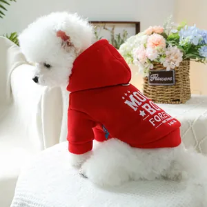 Détail du sweat à capuche rouge pour animaux avec lettrage blanc pour petits chiens