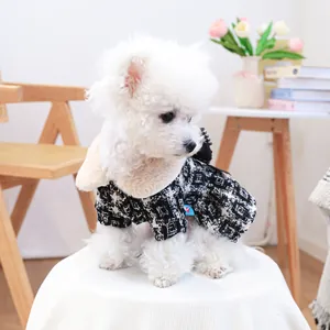 Dettaglio vestito in tweed per cani con colletto di peluche e fiocco di velluto