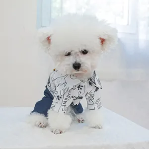 Détail d'un ensemble pour animaux avec chemise blanche à motifs et pantalon bleu