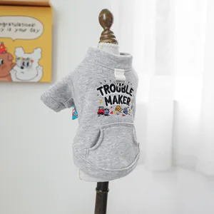 Detalle de sudadera gris claro para mascotas con estampado y anillo en D para la correa