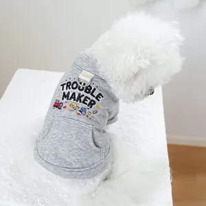 Detail eines grauen Hunde-Hoodies mit Trouble Maker Aufdruck und D-Ring-Haken