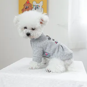 Detalle de sudadera gris para mascota con puños acanalados y estampado sobre algodón