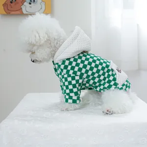 Cane con felpa lavorata a maglia a scacchi bianchi e verdi con cappuccio e taschina