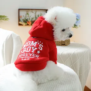 Détail du sweat à capuche rouge pour chien avec texte Mom's Boy Forever blanc
