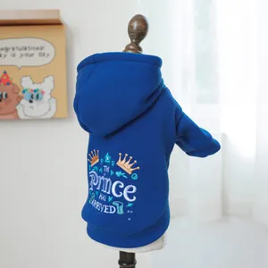Détail du sweat à capuche bleu marine pour animaux avec broderie 'The Prince Has Arrived'