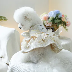 Dettaglio posteriore dell'abito in tweed per cani con fiocco in tulle e gonna a balze