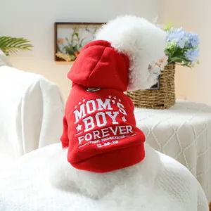 Détail d'un sweat à capuche rouge pour chien avec imprimé et anneau de laisse