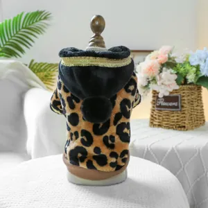 Sweat à capuche léopard pour animaux avec bordure dorée et pompon noir sur mannequin bois