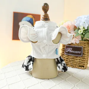 Dettaglio vestito cane con corpetto in velluto bianco e gonna a scacchi bianchi neri