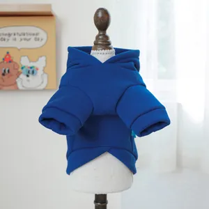 Détail de la texture polaire douce et des poignets côtelés du sweat à capuche pour animaux