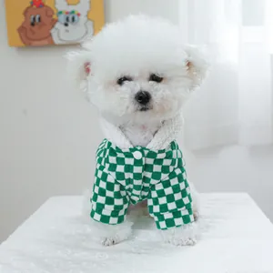 Dettaglio del maglione per cani a scacchi verdi e bianchi con colletto bianco e bottone