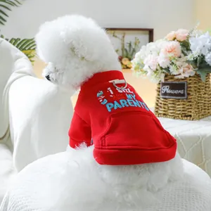 Detalle de sudadera roja para perro con bordado de texto y anillo en D metálico para correa