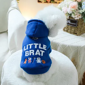 Détail du sweat à capuche pour chien avec broderie Little Brat et anneau de laisse bleu