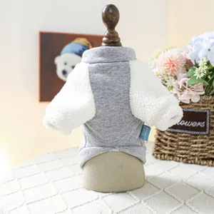 Détail d'un sweat bicolore pour animaux en tricot gris et manches en polaire blanche