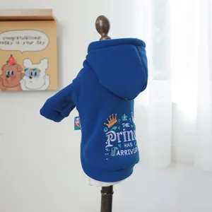Broderie détaillée du texte THE Prince HAS ARRIVED sur un sweat à capuche bleu pour chien