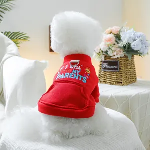 Detail eines roten Hunde-Hoodies mit Spruch-Aufdruck und praktischem D-Ring aus Metall