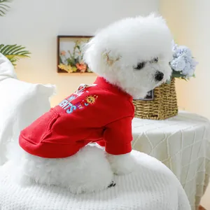 Nahaufnahme vom roten Hunde-Hoodie mit D-Ring, Sonnen-Stickerei und warmem Fleece-Futter