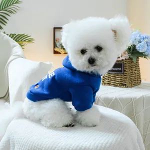 Détail du sweat à capuche bleu pour chien avec lettrage sportif et motif de basket