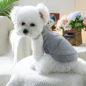 Détail du gilet en tricot pour animaux en tissu gris avec peluche blanche et zip doré
