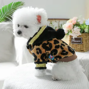 Détail du sweat à capuche léopard pour chien avec bordure en fourrure et texture polaire