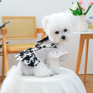 Elegante abito a scacchi per cani e gatti con fiocco e bottoni a forma di cuore