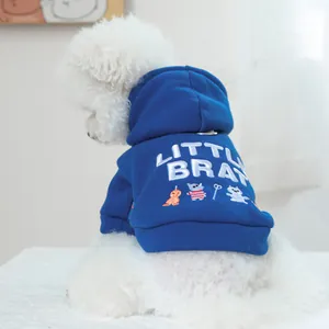 Détail d'un sweat à capuche bleu foncé pour chien avec imprimé et broderie monstre