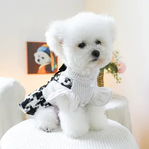 Elegante vestito per cani con gonna a quadri bianchi e neri e top in maglia bianca