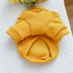Détail du sweat à capuche jaune pour chien avec doublure polaire et poignets côtelés