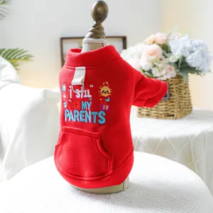 Detalle de sudadera roja para mascota con anillo en D y bordado de texto colorido