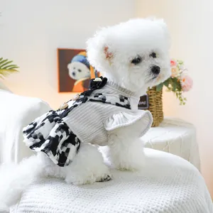 Dettaglio del vestito per cani con fiocco di perle, bottoni a cuore d'oro e pied-de-poule